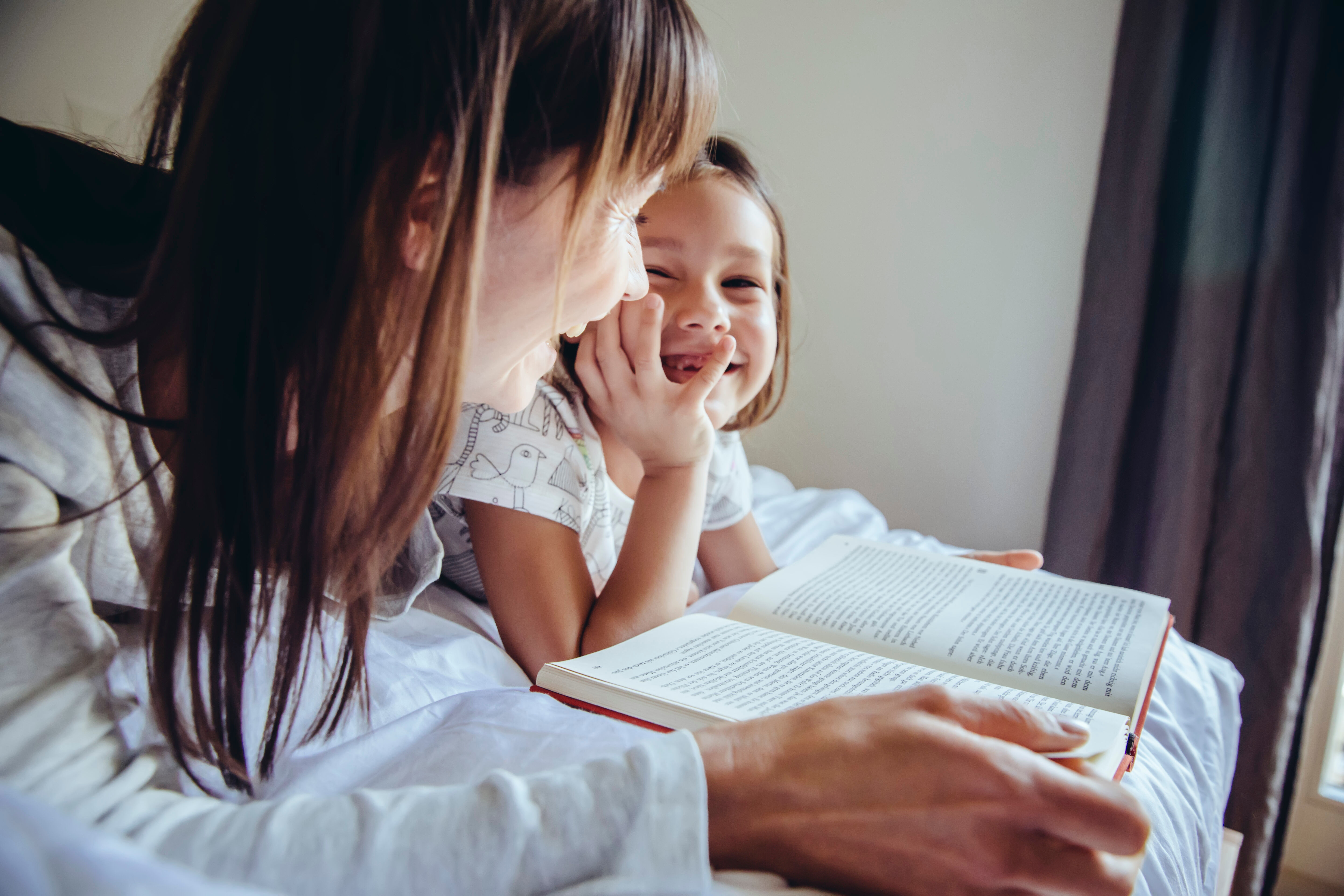 Мама читает дочке книгу. Children read books and do homework.